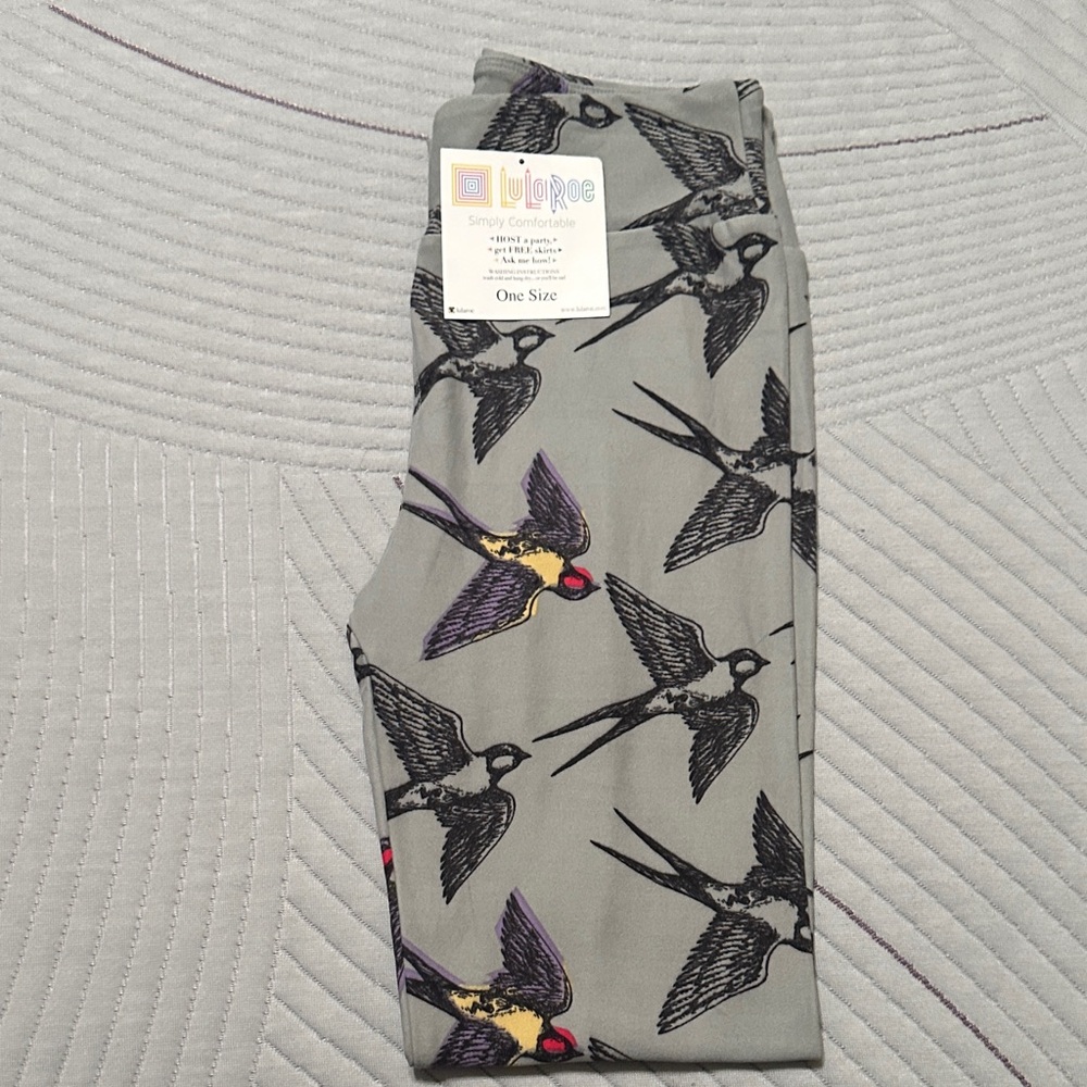 LuLaRoe Gray Leggings with Swallow Print ( NEW) beautiful leggings OS